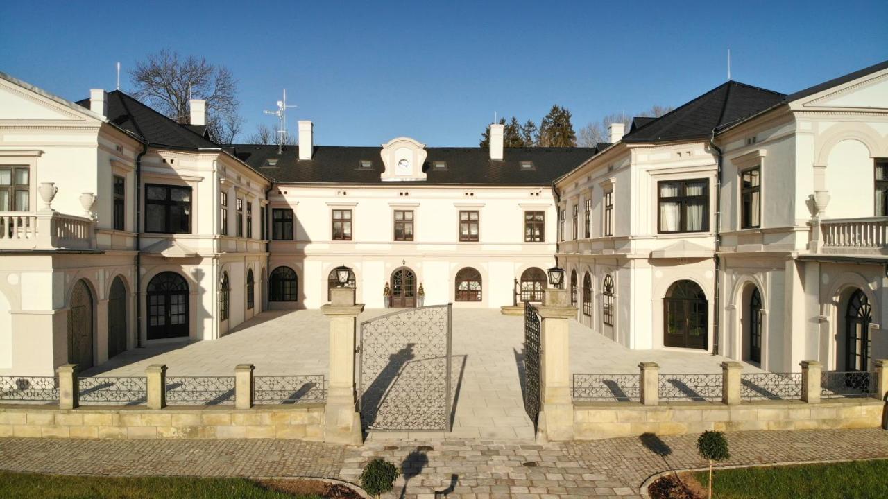 Zamek Wichterle - Hotel A Pivni Lazne Slavicin Bagian luar foto