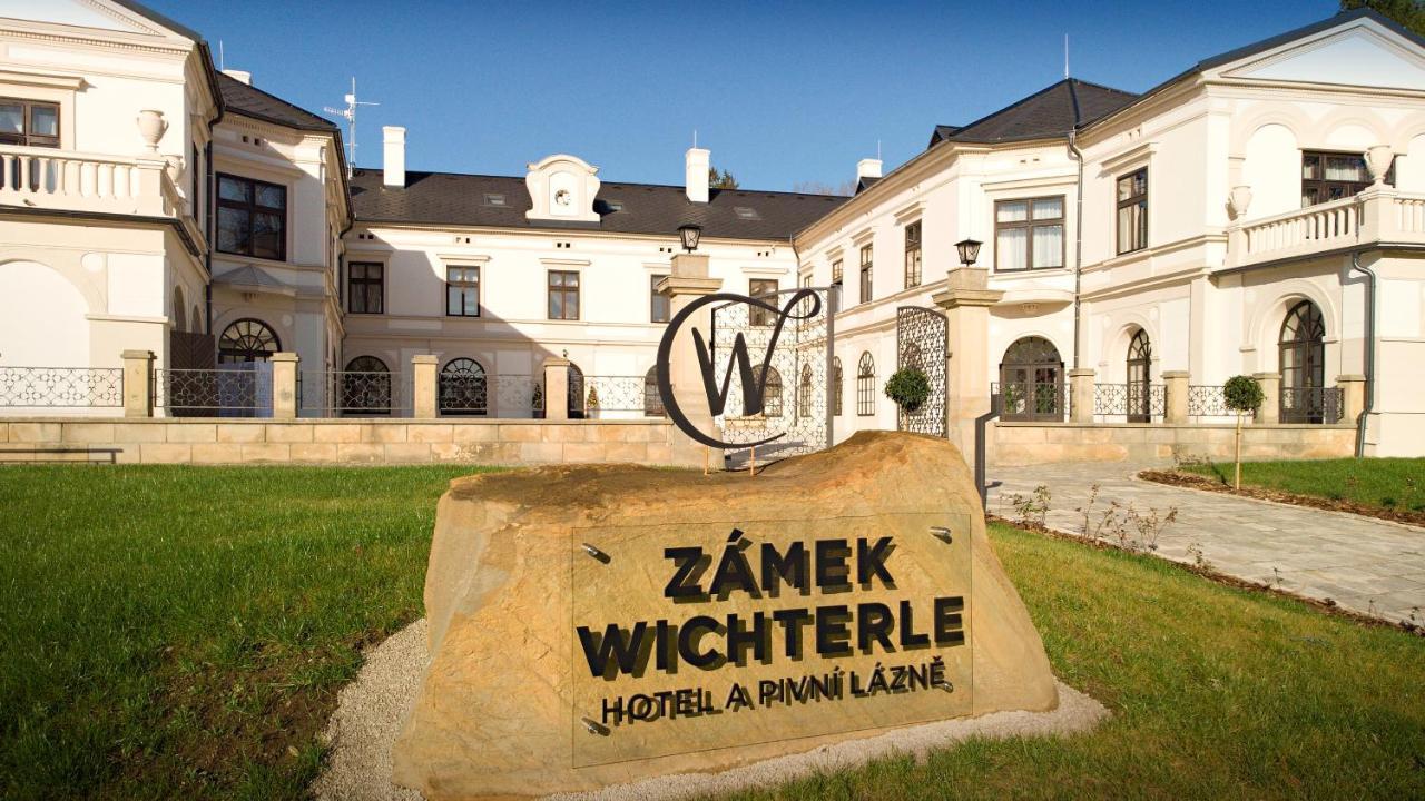 Zamek Wichterle - Hotel A Pivni Lazne Slavicin Bagian luar foto